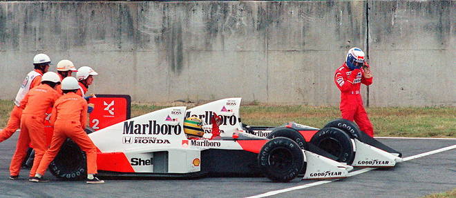 Ayrton Senna et Alain Prost s'accrochent lors du 47e tour du GP du Japon a Suzuka, le 22 mai 1989.

