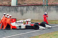 Ayrton Senna et Alain Prost s'accrochent lors du 47 e  tour du GP du Japon à Suzuka, le 22 mai 1989.
