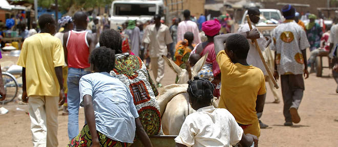 Femmes en carriole au marche de Gorom Gorom, au Burkina Faso.
