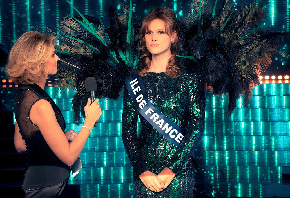 
        Reine de beaute. Dans les coulisses du concours Miss France, avec, dans le premier role, Alexandre Wetter. Sylvie Tellier (a g.) y joue son propre role.  