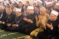 Ahmed al-Tayeb (3e personne à gauche), grand Imam de l'université Al-Azhar, effectue une prière dans la mosquée al-Rawda de Bir al-Abed, en décembre 2017. S'il condamne l'assassinat de Samuel Paty, il dénonce également les caricatures de Mahomet. 
