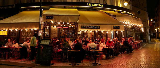 Un cafe-restaurant a Paris, debut octobre.
