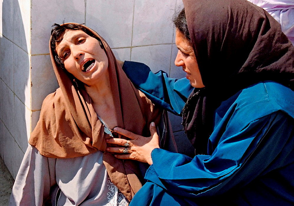 
        Symbole. Une femme pleure sa famille tuee a Bentalha, au sud d'Alger, ou 400 personnes ont ete massacrees par des islamistes le 23 septembre 1997. La photo a recu le World Press l'annee suivante.