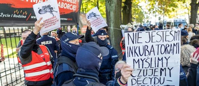 Pologne: le Tribunal constitutionnel restreint encore le droit a l'avortement