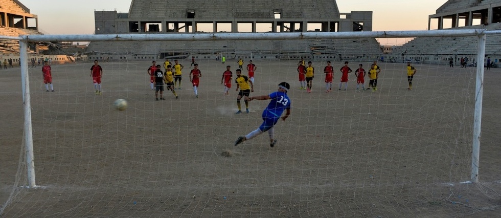 A Mossoul, meme sans stade, le foot veut faire son retour en championnat