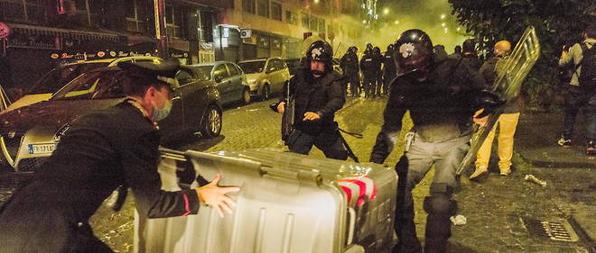 Des heurts ont oppose vendredi soir a Naples la police a des centaines de manifestants protestant contre le couvre-feu nocturne.
