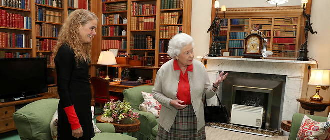 La gouverneure generale du Canada Julie Payette, recue par la reine Elizabeth II dans le chateau de Balmoral, en Ecosse.
