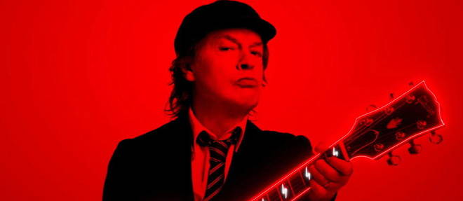 Angus Young dans le clip << Shot in the Dark >>.
