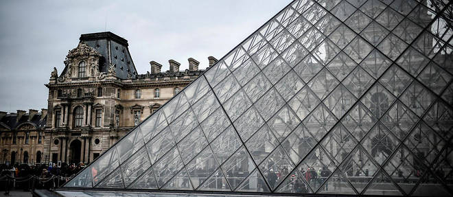 La pyramide du Louvre.
