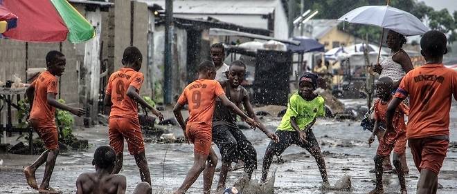 Kin sport, 2017 de Dareck Tubazaya. Ce dernier s'est focalise dans cette serie sur la place centrale que le football et la boxe occupent au quotidien a Kinshasa.
