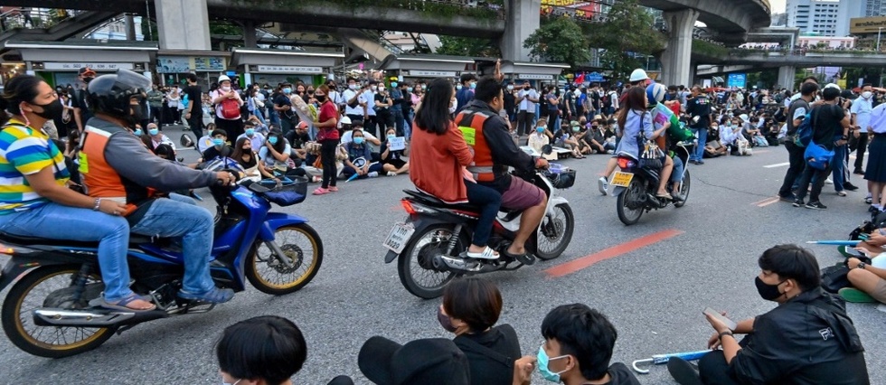 A Bangkok, "les chemises oranges" a la rescousse de la contestation etudiante