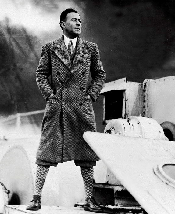 
        Gentleman. Paul Morand, en 1928, a bord d'un transatlantique. Direction : New York.