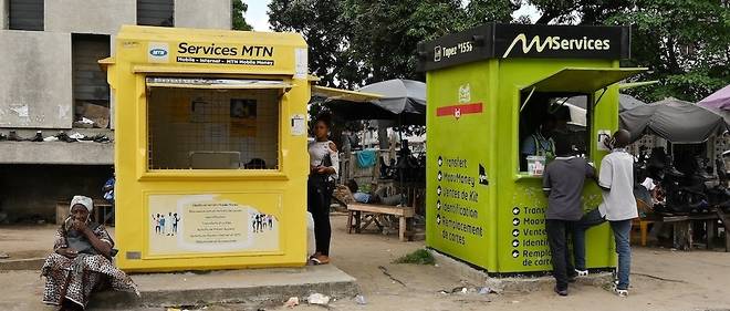 Dans les rues d'Abidjan, les kiosques de mobile money sont deployes un peu partout. 
