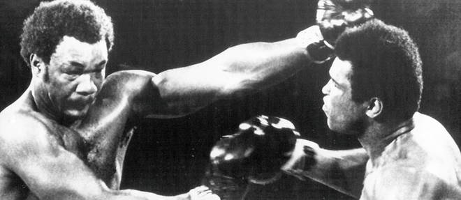 Lors du huitieme round, Mohamed Ali (a droite) met KO George Foreman.
