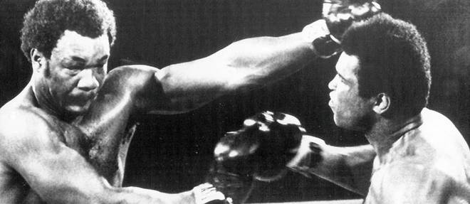 Lors du huitième round, Mohamed Ali (à droite) met KO George Foreman.
