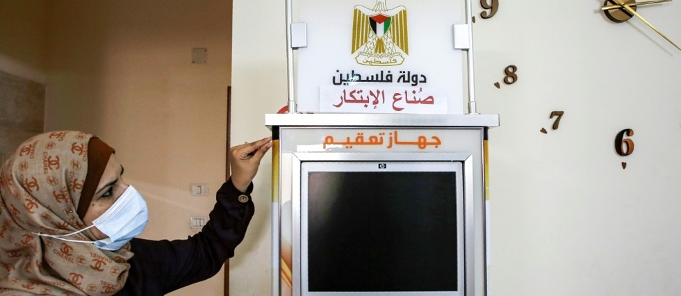 Une entrepreneuse cree des machines "made in Gaza" contre le coronavirus