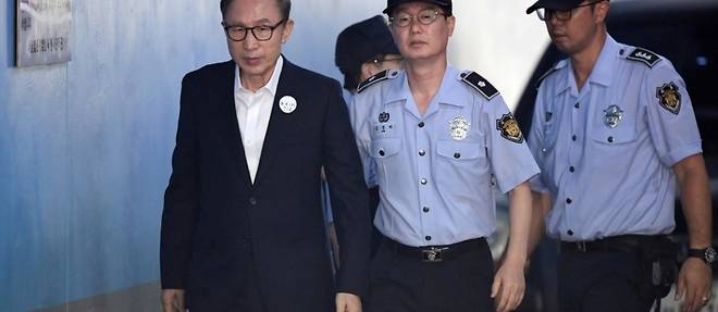 Coree du Sud: l'ex-president Lee definitivement condamne a 17 ans de prison