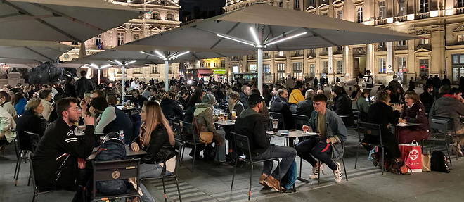 Les terrasses des bars ont fait le plein ce jeudi soir a Lyon, pour le dernier jour avant le reconfinement.
