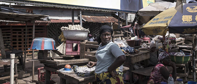 A Conakry, les vendeurs tentent de s'organiser pour vendre leurs marchandises au lendemain de la publication des resultats preliminaires de l'election presidentielle du 18 octobre. 
