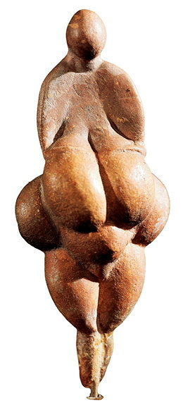 
        Objet de fantasmes. La Venus de Lespugue (reproduction, Museo Civico Palazzo Chiericati, Vicence). Cette statuette en ivoire de mammouth du paleolithique superieur (31 000-22 000 av. J.-C.) a ete decouverte dans la grotte des Rideaux, a Lespugue (Haute-Garonne).