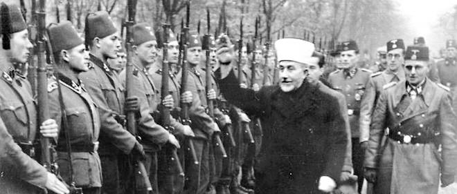 Le grand mufti de Jerusalem  avec les volontaires bosniaques de la Waffen-SS. 
