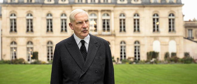 Charles de Gaulle alias Samuel Labarthe dans les jardins du palais de l"Elysee.

