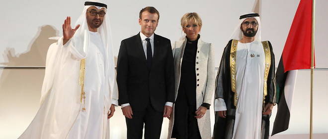 Le prince heritier d'Abu Dhabi Mohammed Ben Zayed (a gauche) recevant Emmanuel Macron et Brigitte Macron, le 8 novembre 2017 a Abu Dhabi, en compagnie du dirigeant de Dubai, Sheikh Mohammed bin Rashid al-Maktoum (a droite). 
