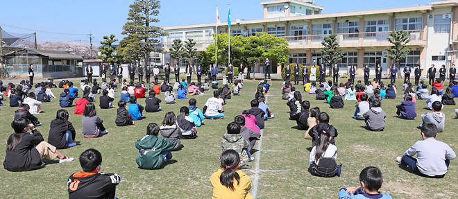 Des ecoliers respectent la distanciation physique lors d'une ceremonie a l'ecole Tachiarai dans la prefecture de Fukukoa au Japon.
