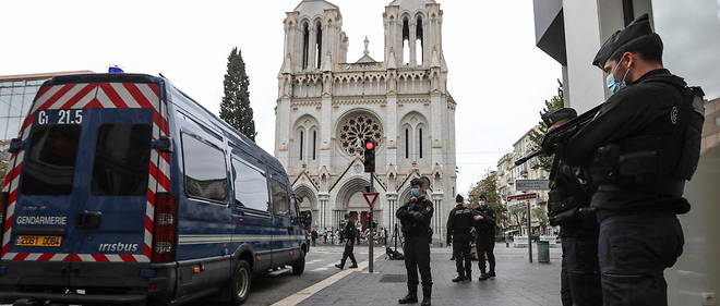 Gendarmes securisants la basilique Notre-Dame de l'Assomption a Nice le 31 octobre 2020, deux jours apres l'attaque au couteau ayant fait trois morts. 
