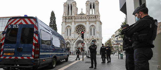 Gendarmes securisants la basilique Notre-Dame de l'Assomption a Nice le 31 octobre 2020, deux jours apres l'attaque au couteau ayant fait trois morts. 
