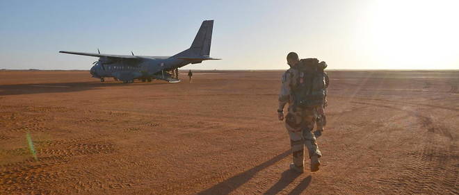 Un avion Casa de l'armee de l'air, pose sur la piste sommaire de la base avancee de Madama, au Niger, en 2017.
