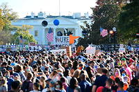 La foule se presse devant les barrières qui protègent la Maison-Blanche et Donald Trump, à Washington le 7 novembre 2020.
