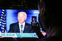 Portant un masque noir, Joe Biden est arrivé en courant sur la scène de son discours de victoire, sur fond d'une chanson de Bruce Springsteen, comme pour démentir l'image de candidat vieillissant qui a pesé sur sa campagne menée en sourdine.
