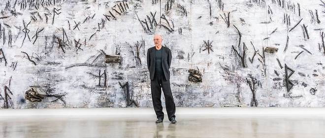 L'artiste Anselm Kiefer devant l'une de ses oeuvres exposees en 2019 a Londres.
