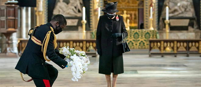 La reine Elizabeth II et son premier ecuyer Nana Kofi Twumasi-Ankrah lors d'une ceremonie sur la tombe du soldat inconnu le 4 novembre 2020.
