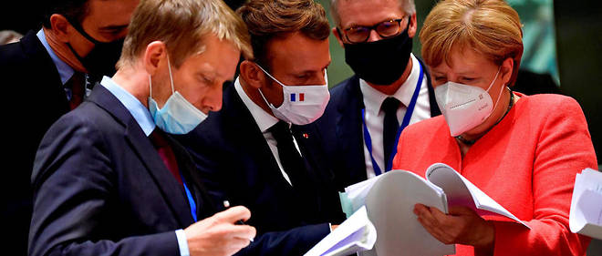 Pedro Sanchez, Emmanuel Macron et Angela Merkel lors d'un sommet europeen a Bruxelles le 20 juillet 2020.
