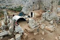 Dans la Syrie en guerre, des d&eacute;plac&eacute;s install&eacute;s dans un temple romain