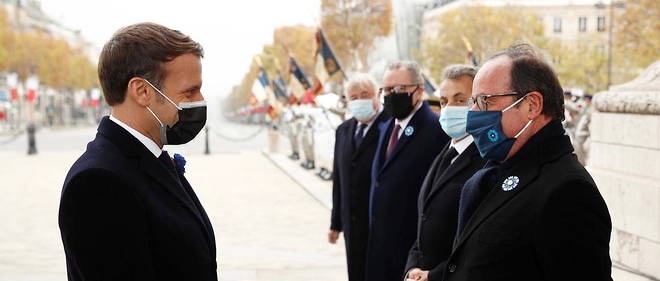 Au cours de la traditionnelle ceremonie de commemoration de l'Armistice du 11 novembre, Emmanuel Macron a salue son predecesseur Francois Hollande.
