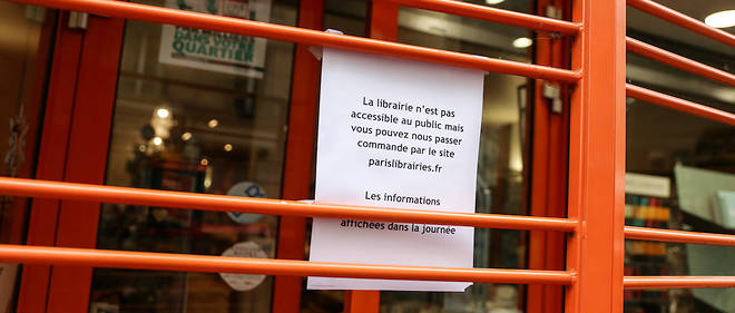 Fermeture d'une librairie dans le 11e arrondissement de Paris.
