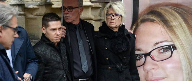 Jonathann Daval entoure de sa famille et de sa belle-famille devant le cercueil de sa femme, Alexia Daval, assassinee.
