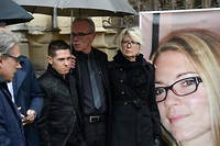 Jonathann Daval entouré de sa famille et de sa belle-famille devant le cercueil de sa femme, Alexia Daval, assassinée.
