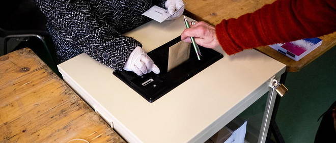 Un bureau de vote a Dinan en Bretagne, lors du deuxieme tour de l'election municipale le 15 juin dernier.
