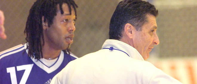 L'entraineur francais Daniel Costantini (D) donne des consignes a Jackson Richardson (G), le 27 janvier 2000 a Rijeka.
