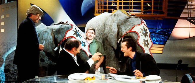 Christophe Dechavanne et Claude Brasseur avec des elephants.
