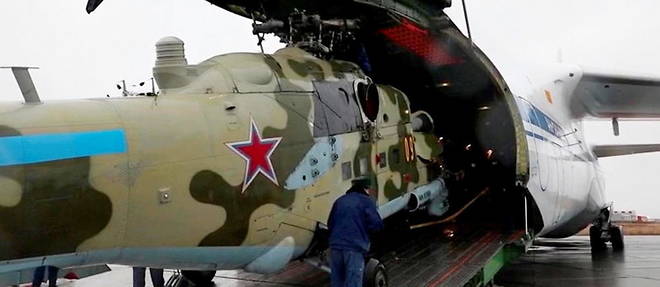 Un helicoptere russe est charge a bord d'un avion russe a destination du Haut-Karabakh le 12 novembre 2020.
