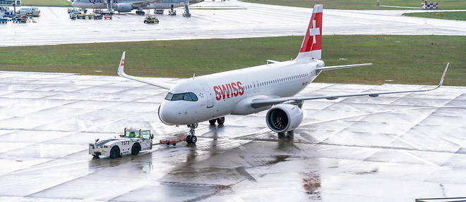 Un avion de la compagnie aerienne Swiss a l'aeroport de Tegel, en Allemagne.

