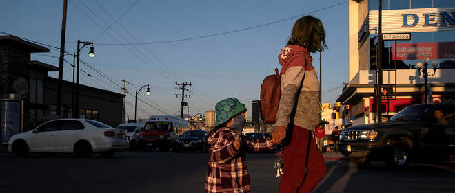 Une femme et un enfant portant un masque a Tijuana, au Mexique, en mars 2020.
