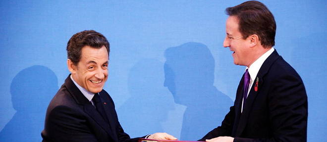 Nicolas Sarkozy et David Cameron lors de la signature des accords de Lancaster House en novembre 2010.
