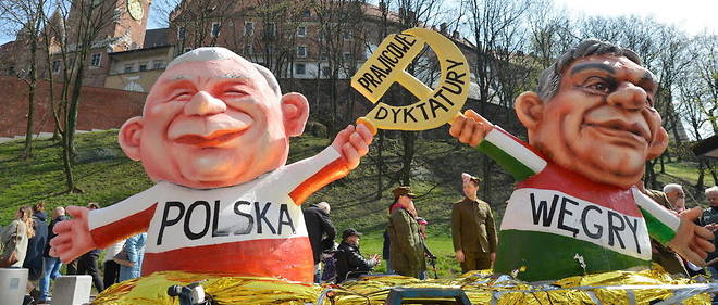Des statues representant le Premier ministre hongrois Viktor Orban et le vice-Premier ministre polonais Jaroslaw Kaczynski.
