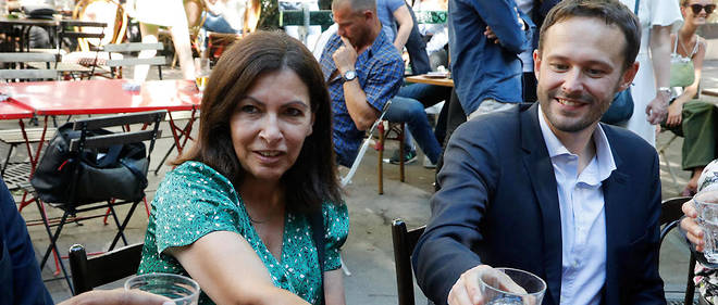 Anne Hidalgo (PS) et David Belliard (EELV), entre les deux tours des municipales a Paris, le 2 juin 2020. Les deux candidats viennent de s'allier pour le second tour. Anne Hidalgo a d'abord cherche, avant le premier tour, a affaiblir son futur soutien en donnant des gages aux electeurs sensibles a l'ecologie.
